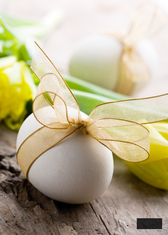 Decorate Easter Eggs with Pretty Bows