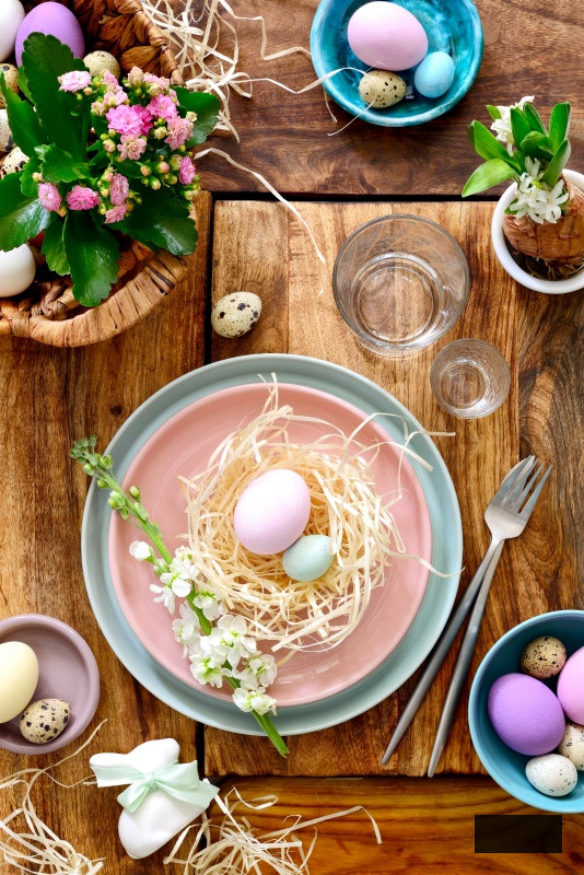 Easter table setting, holiday table home decor idea, Easter eggs and fresh flowers