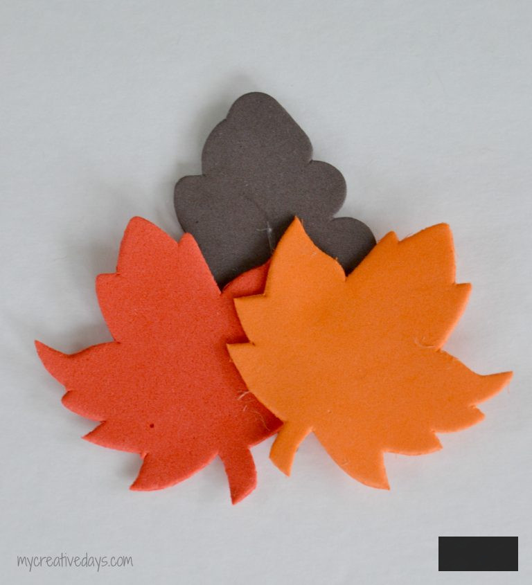 Are you seeking a simple Thanksgiving Craft to add to the children's table or to just have on hand for the kids on Thanksgiving? These easy Turkey Pops are splendid!