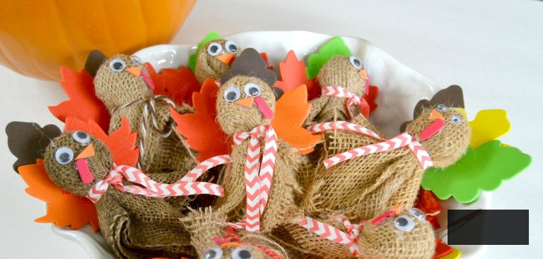 Are you in search of a simple Thanksgiving Craft to decorate the kid table or to just keep on hand for the kids on Thanksgiving? These simple Turkey Pops are wonderful!