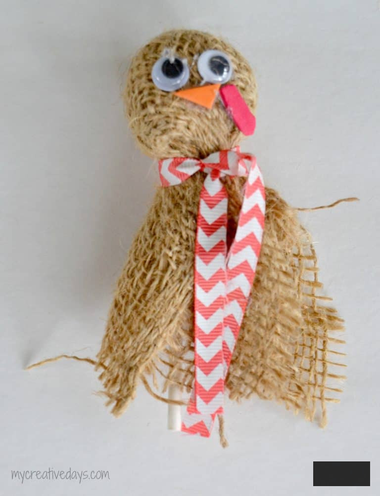 Are you in search of a simple Thanksgiving Craft to add to the children's table or to just have on hand for the kids on Thanksgiving? These easy Turkey Pops are quite fun!