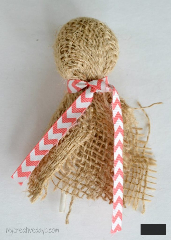 Are you in search of a straightforward Thanksgiving Craft to add to the kid table or to simply have on hand for the kids on Thanksgiving? These delightful Turkey Pops are so charming!