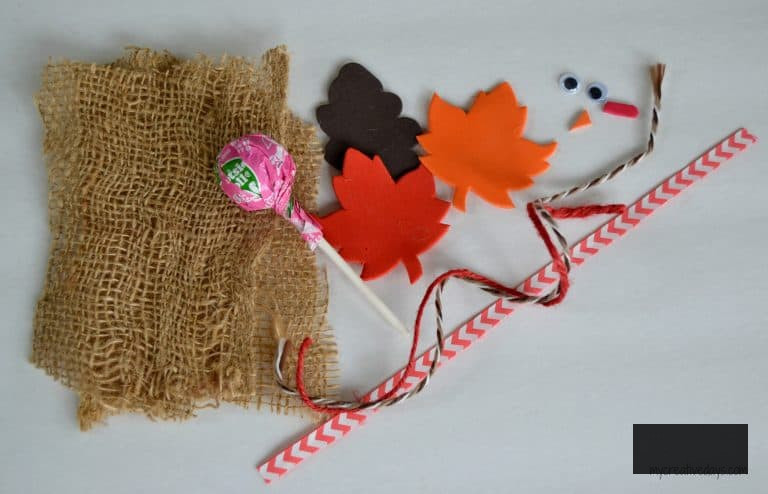 Are you in search of an easy Thanksgiving Craft to add to the kid table or to just keep on hand for the kids on Thanksgiving? These Turkey Pops are ideal!