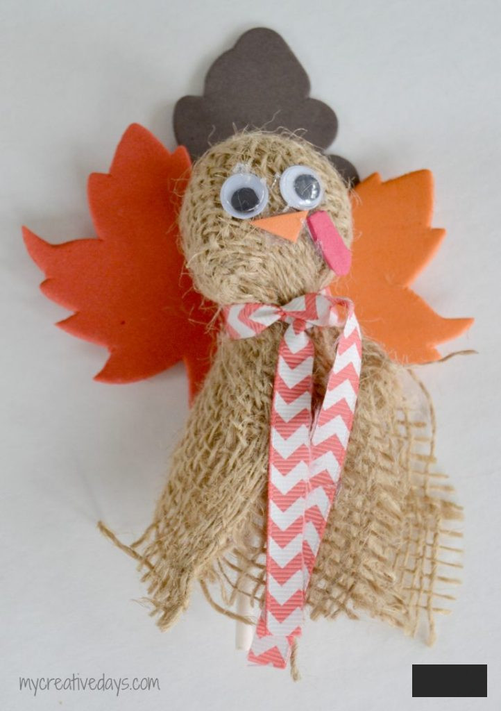 Are you searching for a simple Thanksgiving Craft to place on the kid table or to simply keep handy for the kids on Thanksgiving? These charming Turkey Pops are fantastic!