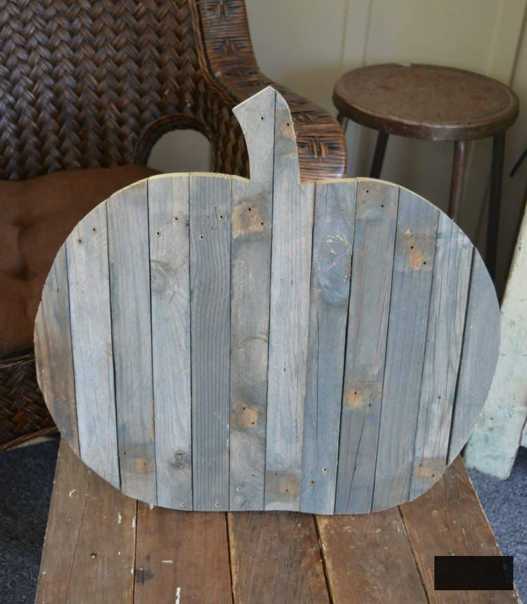Are you searching for an enjoyable autumn sign to enhance your home this year? Click to discover how this revamped autumn sign came together from a fractured trellis from the yard.
