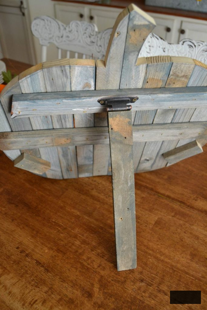 Are you searching for an enjoyable autumn sign to enhance your home this year? Click to discover how this revamped autumn sign came together from a fractured trellis from the yard.