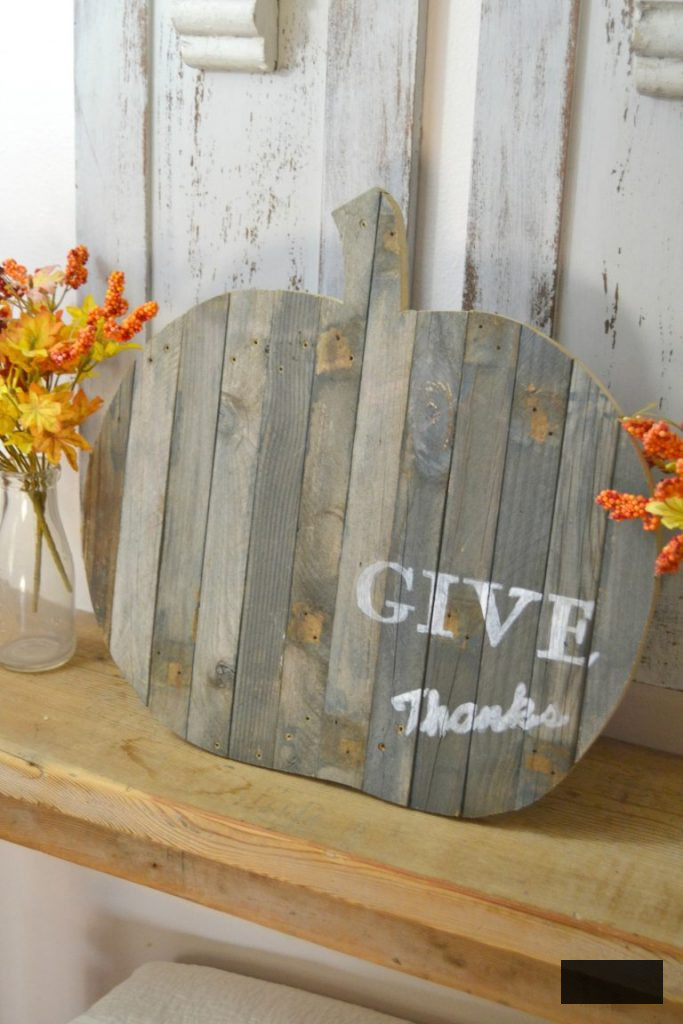 Are you searching for an enjoyable autumn sign to enhance your home this year? Click to discover how this revamped autumn sign came together from a fractured trellis from the yard.