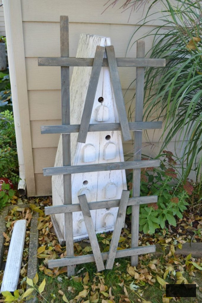 Are you searching for an enjoyable autumn sign to enhance your home this year? Click to discover how this revamped autumn sign came together from a fractured trellis from the yard.