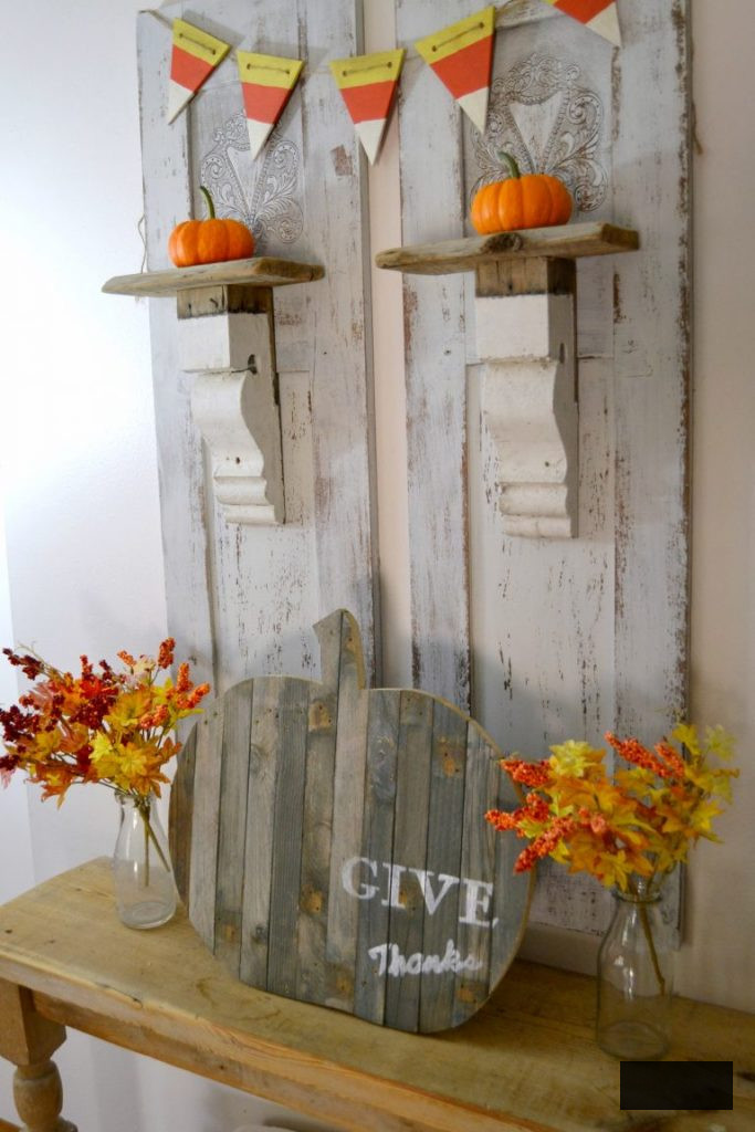 Are you searching for an enjoyable autumn sign to enhance your home this year? Click to discover how this revamped autumn sign came together from a fractured trellis from the yard.