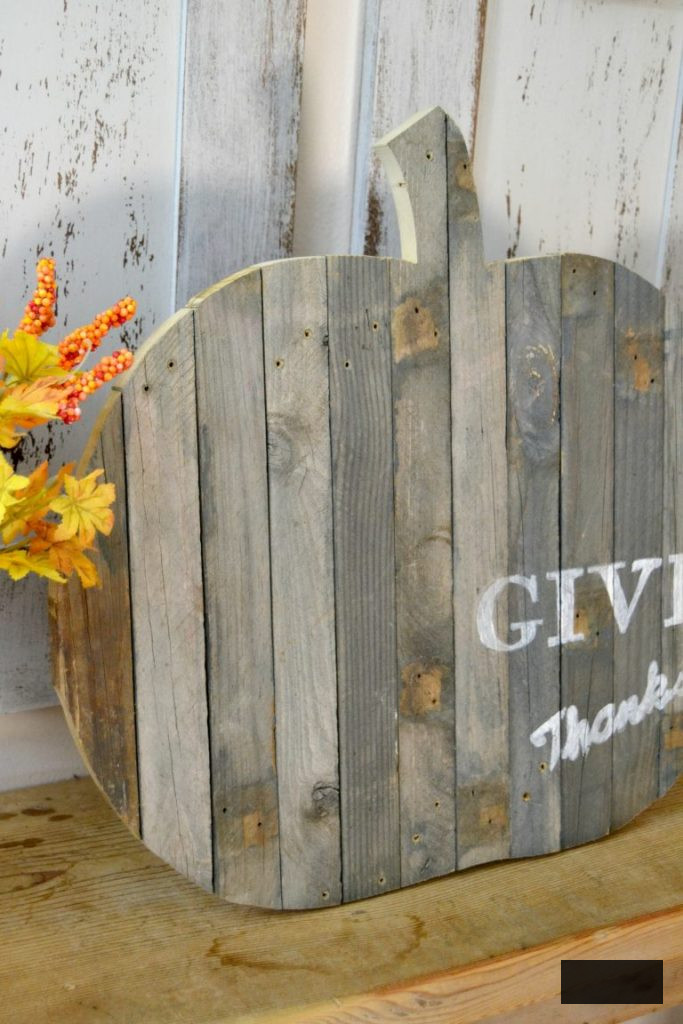 Are you searching for an enjoyable autumn sign to enhance your home this year? Click to discover how this revamped autumn sign came together from a fractured trellis from the yard.