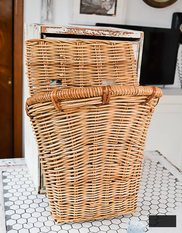 Seeking some straightforward spring ornaments for your residence? Click over to see how I transformed these thrift store treasures into spring decorations for our family room.