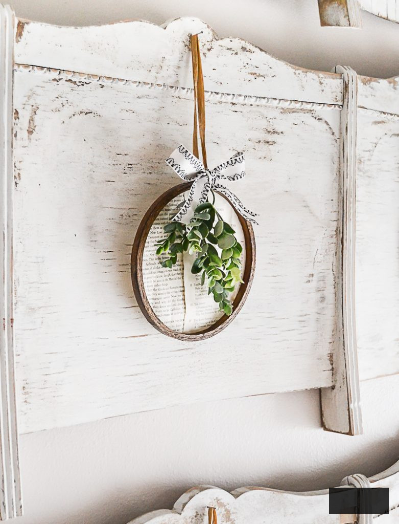 Are you looking for an easy way to create a spring wreath? Click over to see how easy it is to make with embroidery hoops and old book pages!
