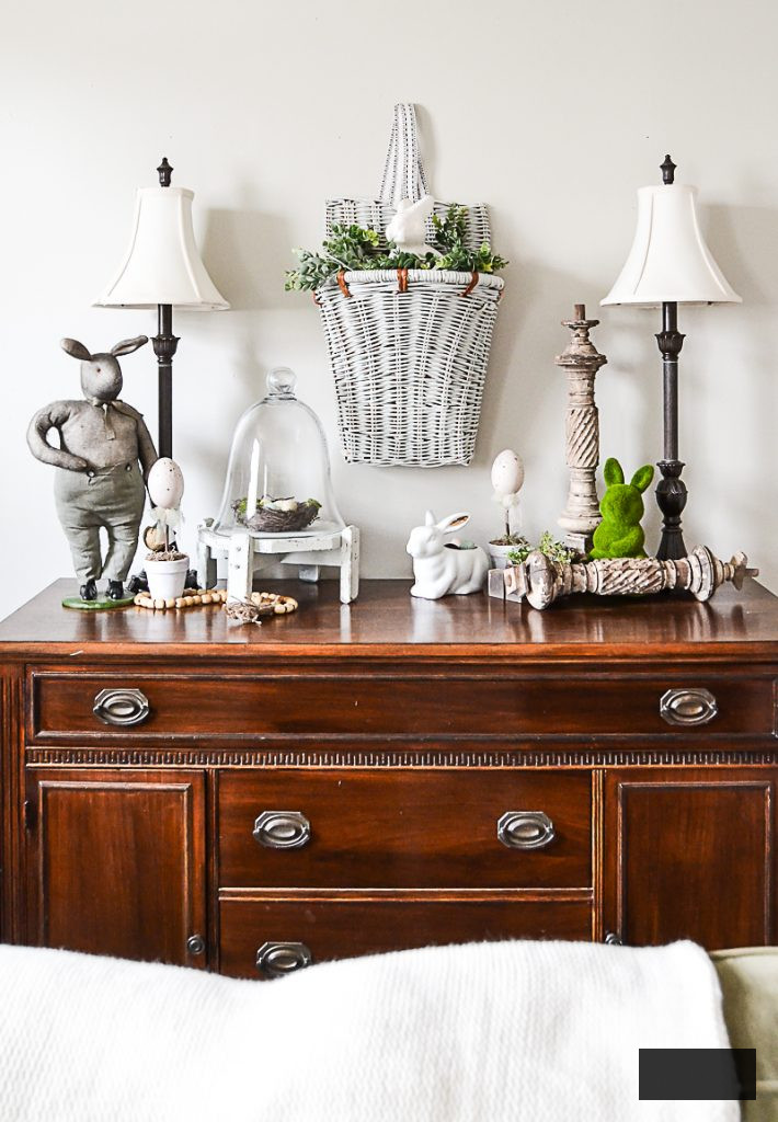 Seeking some straightforward spring ornaments for your residence? Click over to see how I transformed these thrift store treasures into spring decorations for our family room.