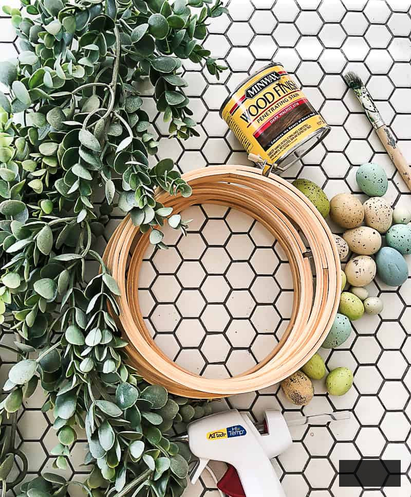 Are you looking for an easy way to create a spring wreath? Click over to see how easy it is to make with embroidery hoops and old book pages!