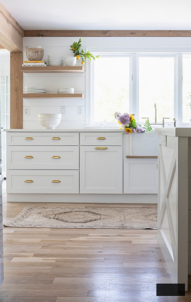 Coastal style kitchen in white and wood