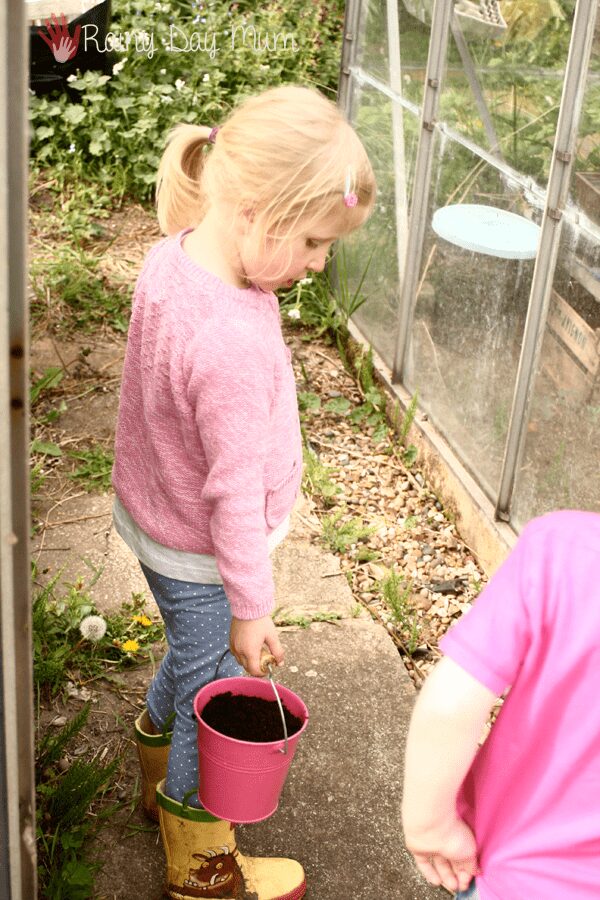 children gathering soil for a straightforward indoor gardening activity