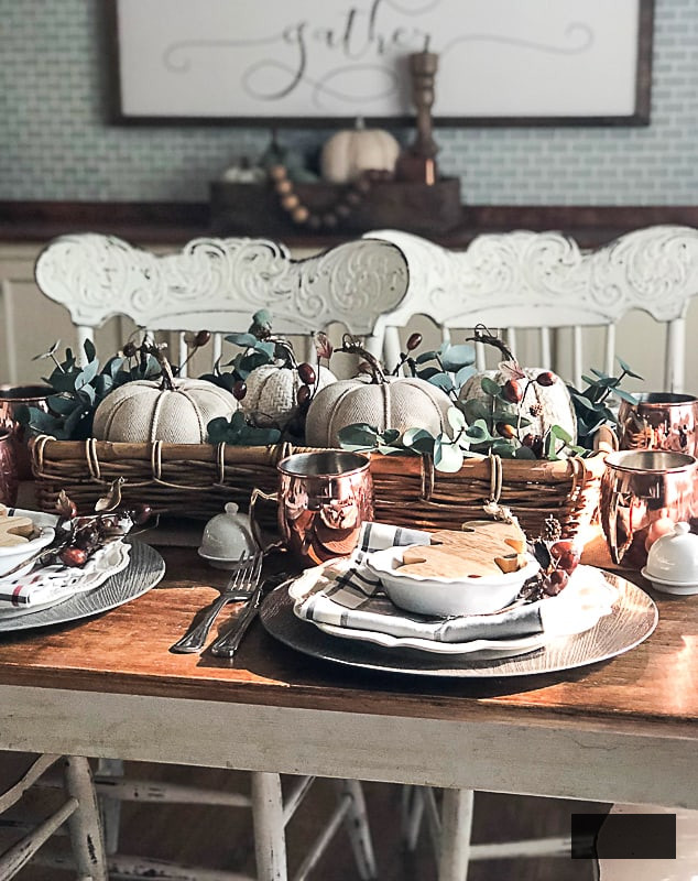 Create DIY Thanksgiving table arrangements with personalized, elegant designs. Discover ideas and tips to craft the perfect festive ambiance for your feast!