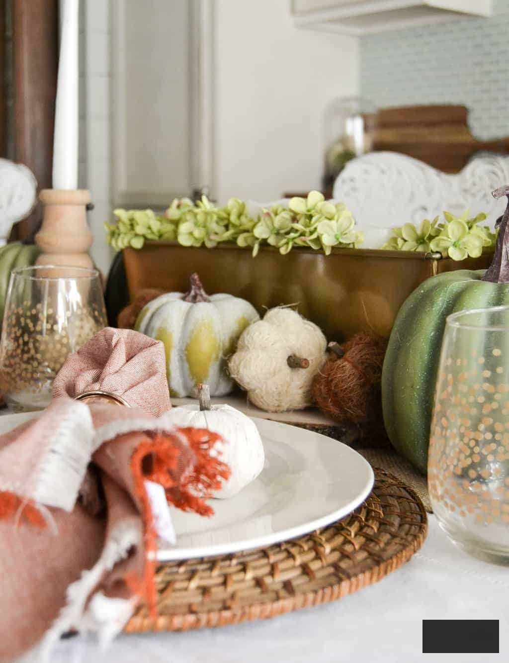 Create DIY Thanksgiving table arrangements with personalized, elegant designs. Discover ideas and tips to craft the perfect festive ambiance for your feast!