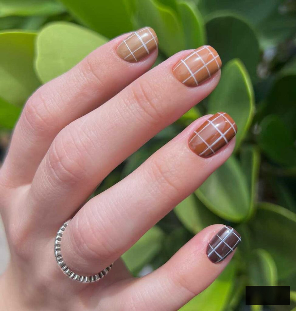 short, ombre checkered and minimalist nail art for dark academia aesthetic, fall and autumn