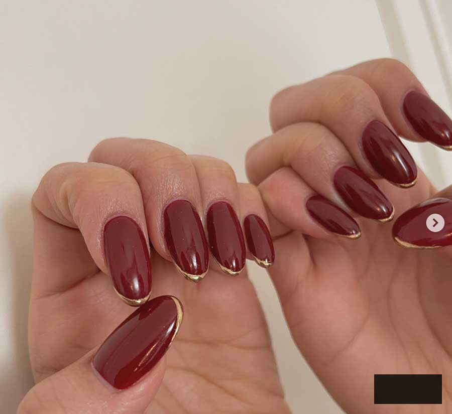 dark red with gold nails for fall or vampire academia aesthetic