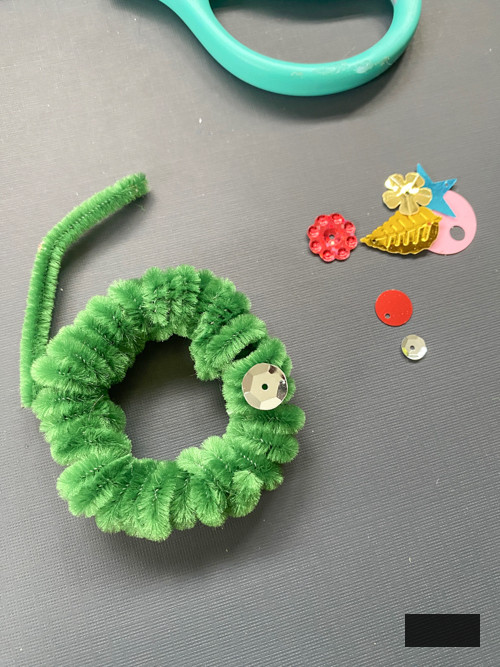Discover how to create DIY Pipe Cleaner Wreaths with this easy step-by-step guide! Ideal for decorations, gift tags, and festive décor.