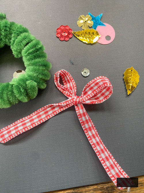 Discover how to create DIY Pipe Cleaner Wreaths with this easy step-by-step guide! Ideal for decorations, gift tags, and festive décor.