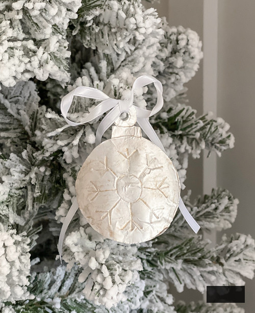 Discover how to create DIY vintage tin ornaments using aluminum foil, cardstock, and paint for an enchanting, antique-themed Christmas appearance.