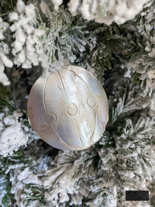 Discover how to create DIY vintage tin ornaments using aluminum foil, cardstock, and paint for an enchanting, antique-themed Christmas appearance.