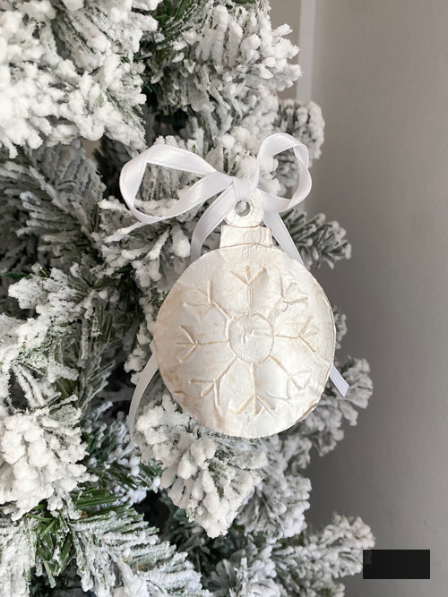 Discover how to create DIY vintage tin ornaments using aluminum foil, cardstock, and paint for an enchanting, antique-themed Christmas appearance.