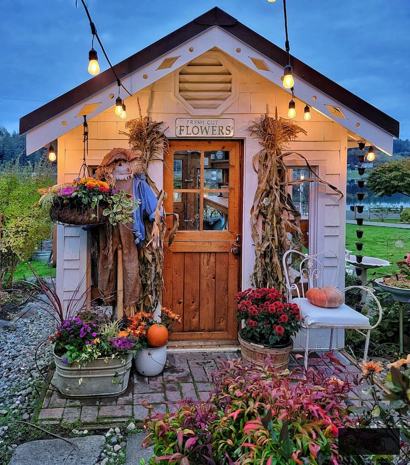 autumn porch decoration ideas: scarecrow and fall ornaments