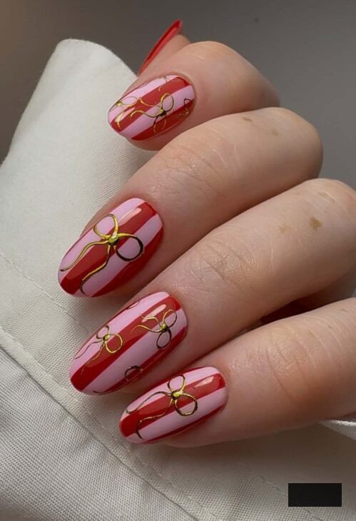 red, green and gold stripes with bow minimal girly adorable coquette christmas nail art for aesthetic manicure