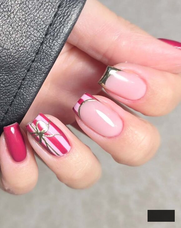 charming vintage scarlet fuchsia gold Christmas nails with golden tips on square nail