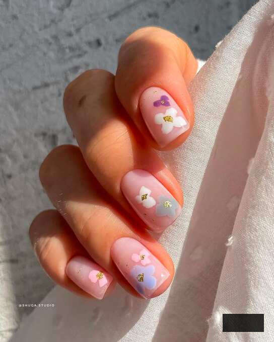amorous simple flower nails