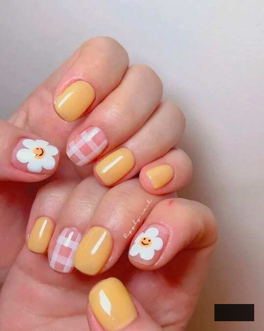 short nails with white checkered and yellow flower design