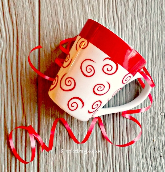 Adicione uma caneca decorativa de festa