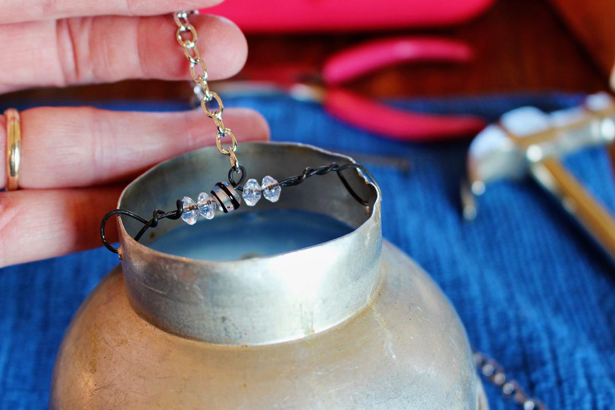 Uma corrente e fio com contas presas ao topo de um funil vintage.