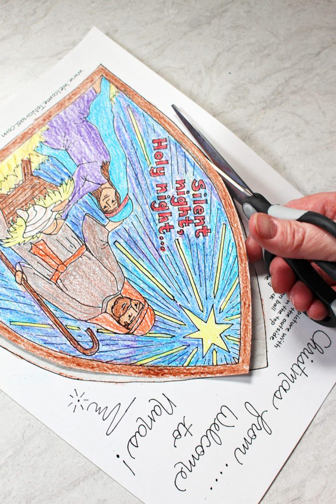 Recortando a página para colorir da cena de natividade.