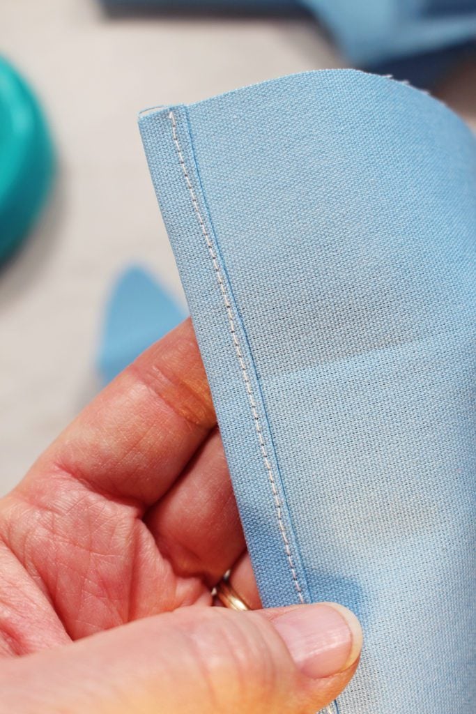 Corte AO REDOR da orelha escolhida enquanto corta o padrão. | Welcome to Nana's #WelcometoNanas #Hand #Puppet #Free #Sewing #Pattern #Kids #Craft #DIY