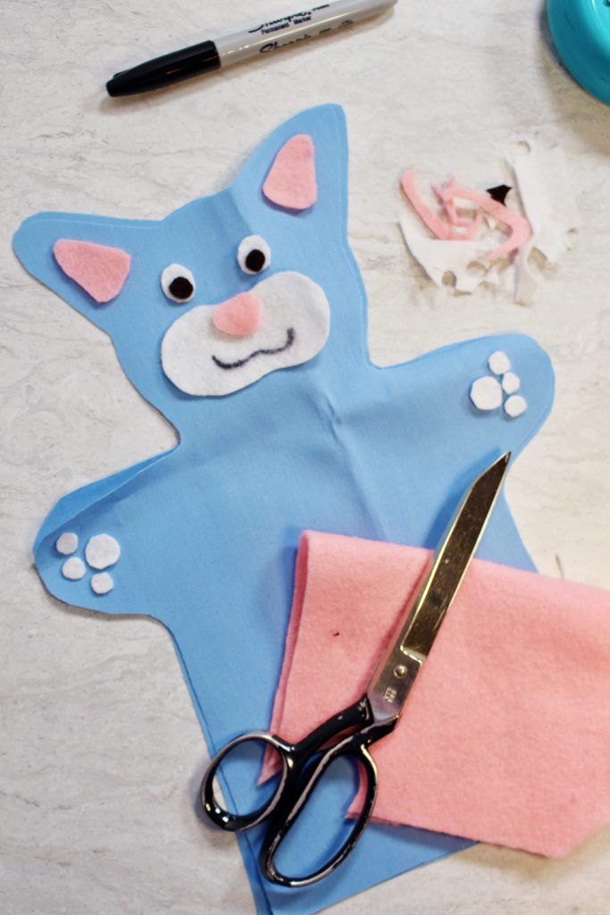 Faça as características | Welcome to Nana's #WelcometoNanas #Hand #Puppet #Free #Sewing #Pattern #Kids #Craft #DIY