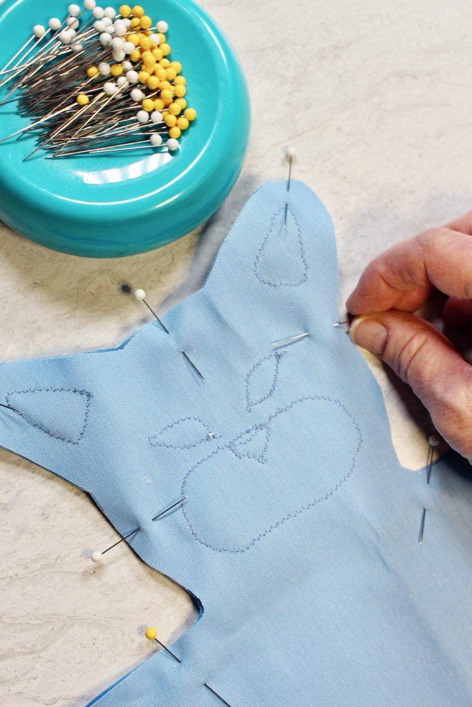 Prenda as duas peças do fantoche juntas | Welcome to Nana's #WelcometoNanas #Hand #Puppet #Free #Sewing #Pattern #Kids #Craft #DIY