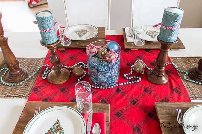Uma mesa coberta com pratos de comida em um prato, com Casa e Casa