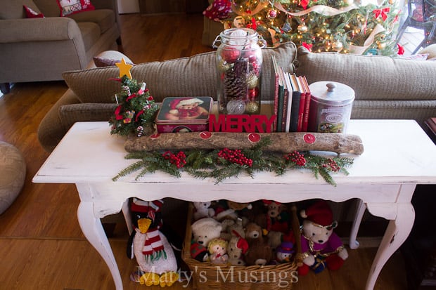 Uma sala de estar cheia de móveis e um vaso de flores sobre uma mesa