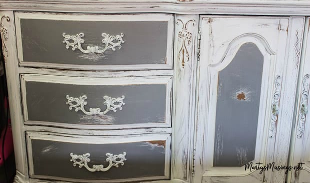 Baú desgastado em cinza e branco