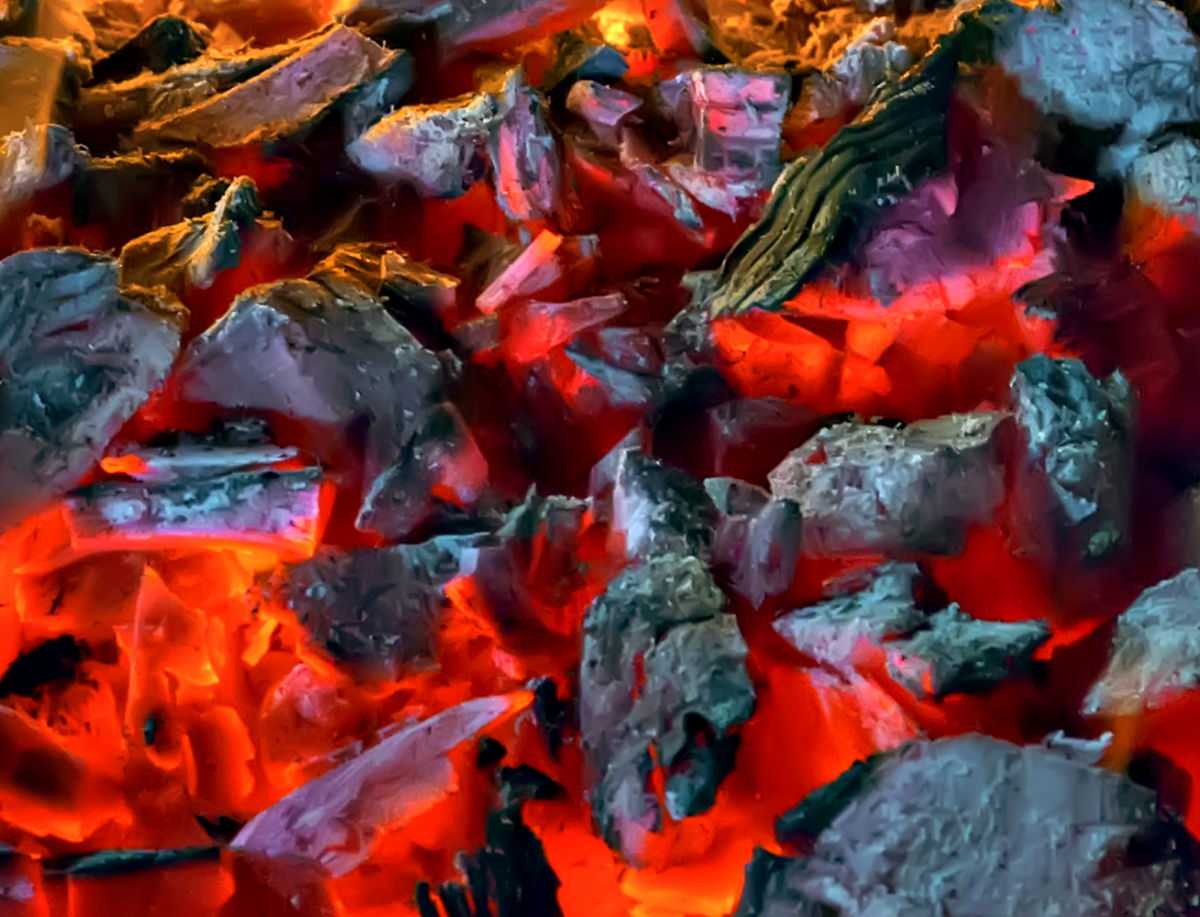 Brasas queimando de um fogo de carvão.