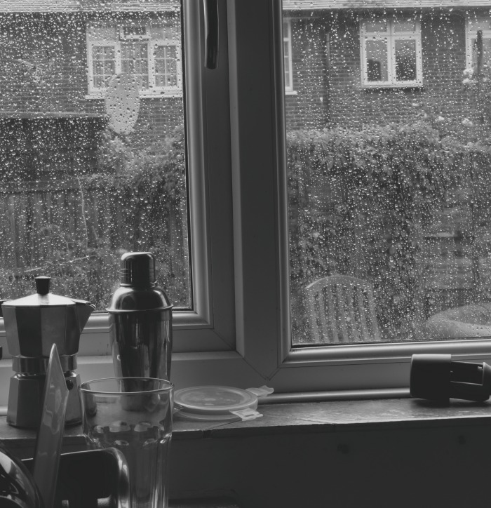 Está chovendo! Uma janela de cozinha com chuva lá fora.