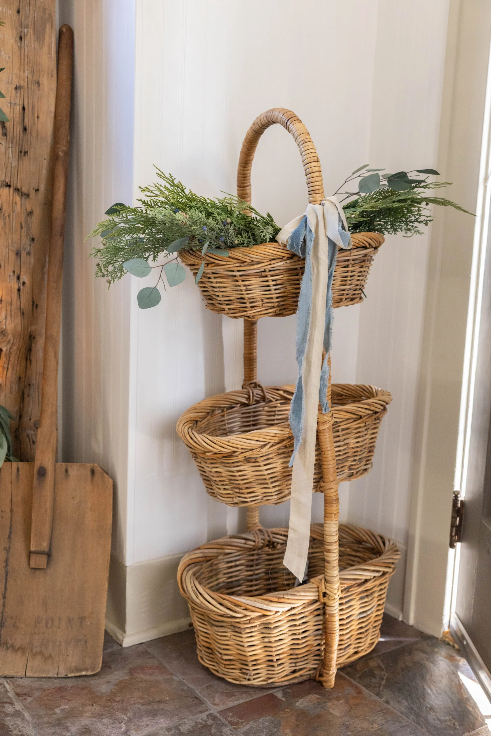 Decoração natalina em cesta na entrada