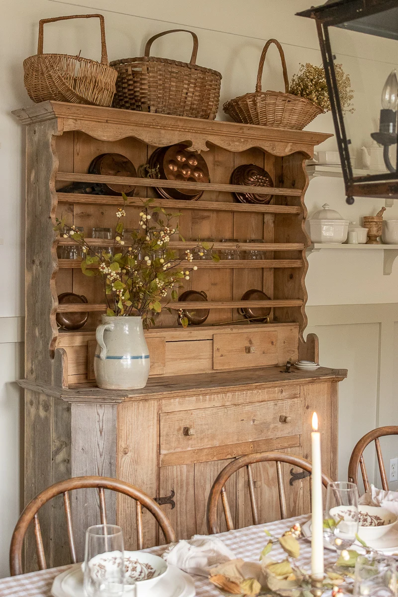 Mesa de Ação de Graças com decoração de brechó
