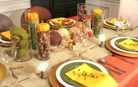 Rustic Thanksgiving table Decoração de Mesa de Ação de Graças Rústica com Bolotas, ervilhas partidas e abóboras