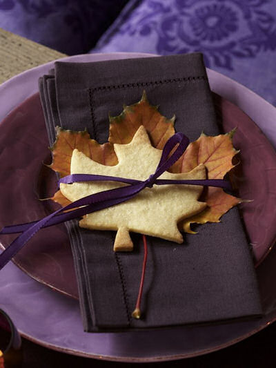 cookie and maple leaf napkin Folha de bordo, biscoito de açúcar, fita e guardanapo. Adoro a combinação de cores!