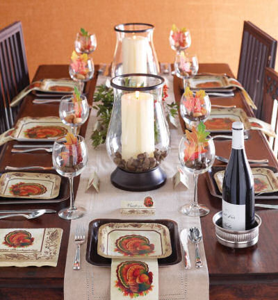 Thanksgiving tablescape Decoração de mesa de Ação de Graças com guardanapos coloridos e folhas em taças de vinho